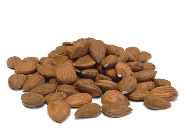 hrst neloupaných mandlí