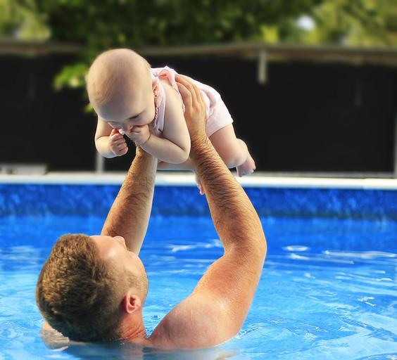 Otec a dítě v bazénu